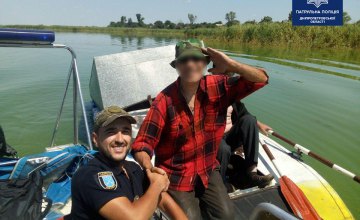 В Днепре водный патруль спас рыбаков, у которых сломался двигатель лодки