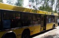 В Киеве неизвестный обстрелял автобус