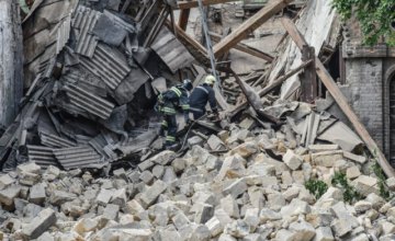 В Харькове молодой парень оказался под завалами заброшенного здания (ВИДЕО)