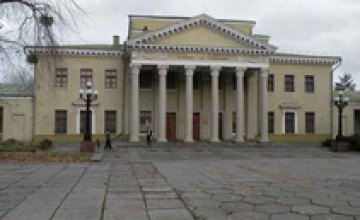 В Днепропетровске студентки ДНУ расписали Потемкинский дворец