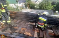 У Новомосковську загорілася приватна лазня: для ліквідації вогню приїхали дві бригади рятувальників 