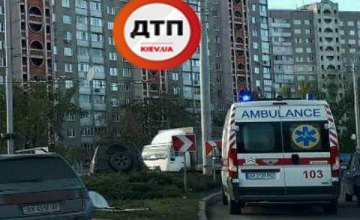 В Киеве в результате ДТП внедорожник вылетел на газон