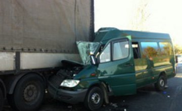 В Днепре спасатели вырезали пострадавших в ДТП пассажиров маршрутки (ФОТО)