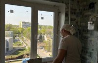 У Дніпрі почали встановлювати вікна у будинках, які постраждали внаслідок ракетної атаки РФ 2 квітня