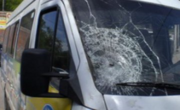 В Днепропетровске на Запорожском шоссе микроавтобус насмерть сбил пешехода и скрылся (ФОТО)