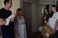Дніпровському міському пологовому будинку передали пакунки для малюків, придбані за зібрані кошти в рамках проєкту #Арт_Наступ