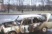 В Днепропетровской области неизвестный поджег автомобиль вместе с водителем