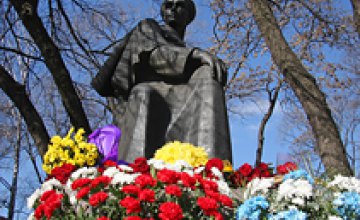 В Днепропетровске День Конституции отметят возложением цветом к памятнику молодому Шевченко