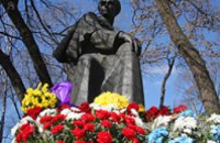 В Днепропетровске День Конституции отметят возложением цветом к памятнику молодому Шевченко