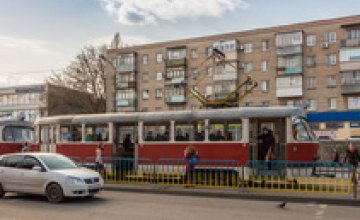 В Днепропетровске трамвайные остановки начали отгораживать от проезжих частей