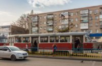 В Днепропетровске трамвайные остановки начали отгораживать от проезжих частей