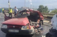 ​На Южном мосту в Днепре столкнулись микроавтобус и иномарка: погибло два человека