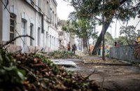 Майже півсотні житлових будинків пошкоджено: комунальники Дніпра продовжують ліквідовувати наслідки нічного ракетного обстрілу