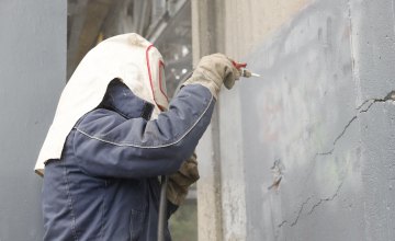 Збитки у сотні тисяч гривень через малюнки вандалів: у Дніпрі очищують Січеславську Набережну 