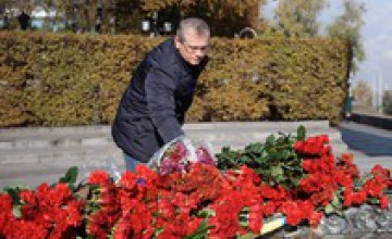 Александр Вилкул поздравил с 72й годовщиной освобождения Украины от фашистских захватчиков и возложил цветы к Монументу Славы