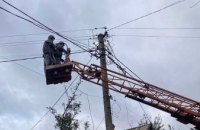 На Дніпропетровщині енергетики ДТЕК повернули світло у 13 тисяч домівок, що були знеструмлені через обстріли