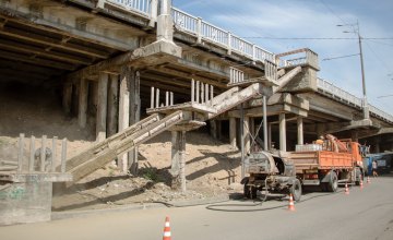 На Слобожанском проспекте восстанавливают лестницу на виадук через железнодорожные пути