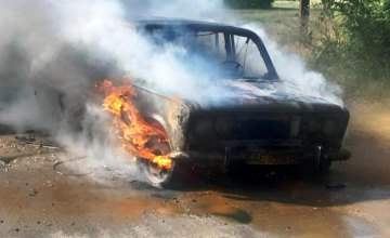 В Жёлтых Водах загорелся легковой автомобиль ВАЗ 2103