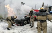 На Днепропетровщине вблизи АЗС загорелся легковой автомобиль (ВИДЕО)