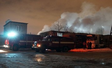 В АНД районе Днепра горел гараж: огнём уничтожено 150 кв. метров