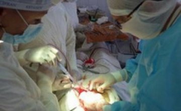 В Днепропетровске израильские врачи помогают спасать раненых
