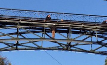 В Киеве парень 4 часа простоял на Мосту влюбленных, угрожая спрыгнуть (ВИДЕО)