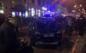 В центре Харькова Lexus вылетел на тротуар: 5 погибших (ВИДЕО)
