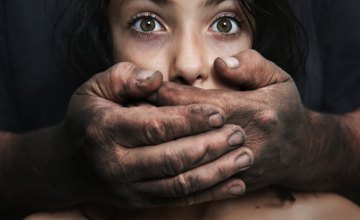 На Днепропетровщине отец изнасиловал 16-летнюю дочь-инвалида