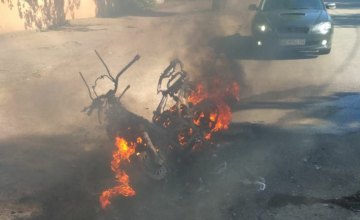 На Днепропетровщине на ходу загорелся мотоцикл: огонь полностью уничтожил транспортное средство 
