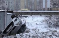 В Киеве возле Московского моста автомобиль вылетел с дороги (ФОТО)