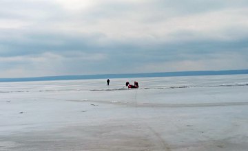 На Каменском водохранилище рыбак провалился под лёд: спасатели вытащили мужчину на берег
