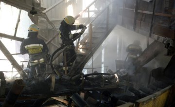 Масштабный пожар в Днепровском районе: горело производство  (ВИДЕО)