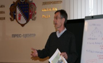 Член Координационного совета (ECON) Пол Кромвель в Днепропетровске провел тренинги для работников местных советов