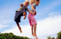 В Эстонии двое детей погибли во время прыжков на батуте