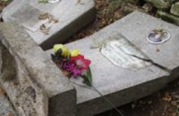 На кладбищах Киева скоро заговорят памятники