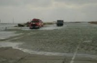 В Херсонской области Азовское море затопило автодорогу