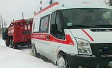 В Ровенской области скорая помощь, которая ехала к роженице, застряла в снежном заносе