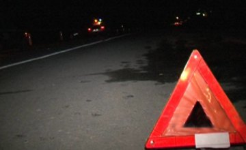На Днепропетровщине Mercedes на скорости влетел в столб: водитель сбежал с места ДТП