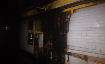 Ночью в Каменском горел павильон: огнём повреждена внешняя обшивка