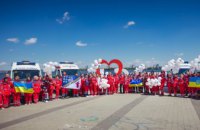 З квітами та кульками: у Дніпрі працівники «швидкої» відсвяткували День екстреної медицини (ФОТОРЕПОРТАЖ)