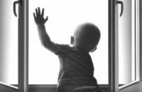 На Днепропетровщине 2-х летний ребенок выпал из окна 