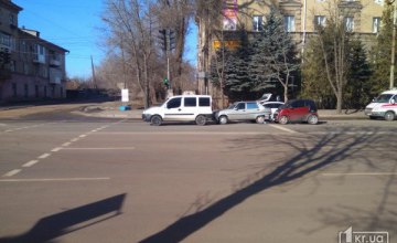 ​На Днепропетровщине произошло ДТП: столкнулись 3 автомобиля