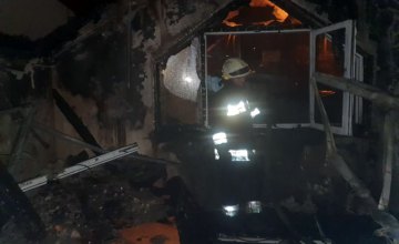В Днепре загорелся двухэтажный жилой дом: огнем уничтожено 100 кв. метров