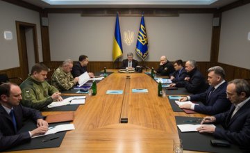 Из-за обострения ситуации в зоне АТО Порошенко созвал Военный кабинет