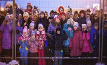  В России Деда Мороза отгородили от детей решеткой (ФОТО)