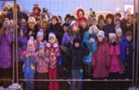  В России Деда Мороза отгородили от детей решеткой (ФОТО)