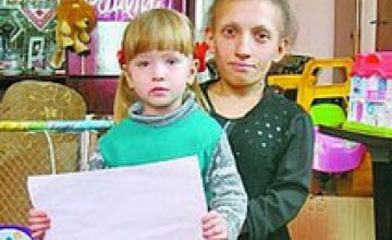 Во Львовской области 3-летняя девочка догнала по росту собственную маму (ФОТО)