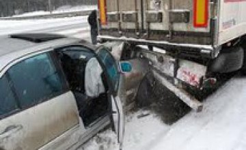 В Днепропетровске водитель легковушки разбился, влетев в припаркованный грузовик