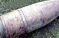 В Орловщине во время прогулки мужчина нашел артиллерийский снаряд
