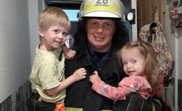 На Днепропетровщине спасли двух маленьких детей, которые не могли открыть дверь квартиры 